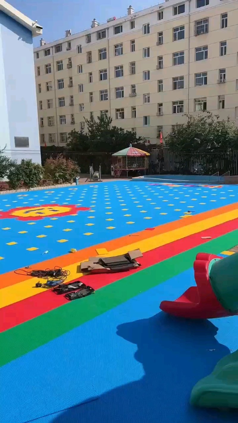 悬浮拼装地板:演绎运动空间的现代美感